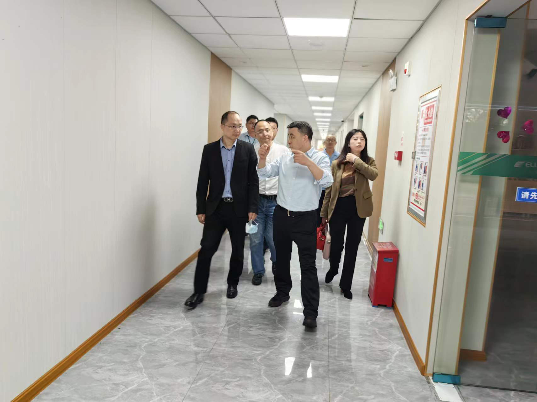 節后慰問(wèn)暖人心 | 九洲集團黨委書(shū)記、董事長(cháng)楊保平一行慰問(wèn)依頓電子全體員工 