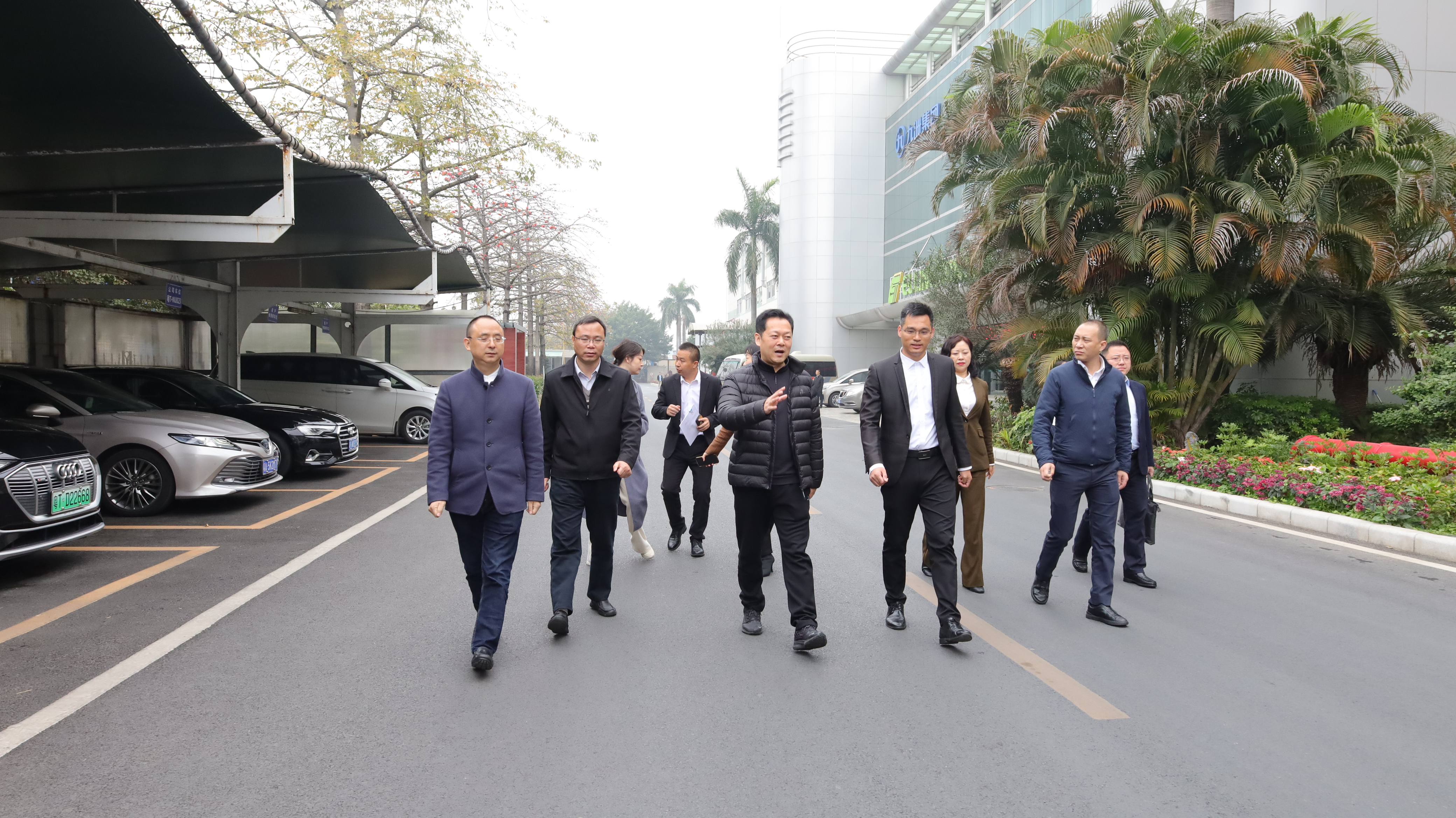 綿陽(yáng)市副市長(cháng)一行蒞臨依頓電子考察調研 